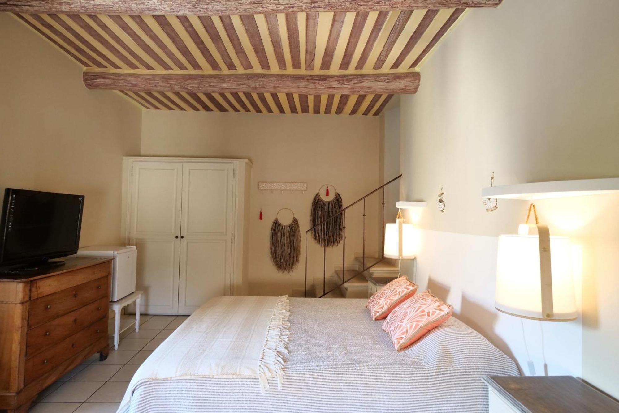 Chambres Du Vieux Bistrot Cabrières-dʼAvignon Exteriér fotografie
